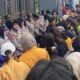 Ratusan mahasiswa dari berbagai perguruan tinggi di Samarinda menggelar aksi protes di depan Kantor DPRD Kaltim,