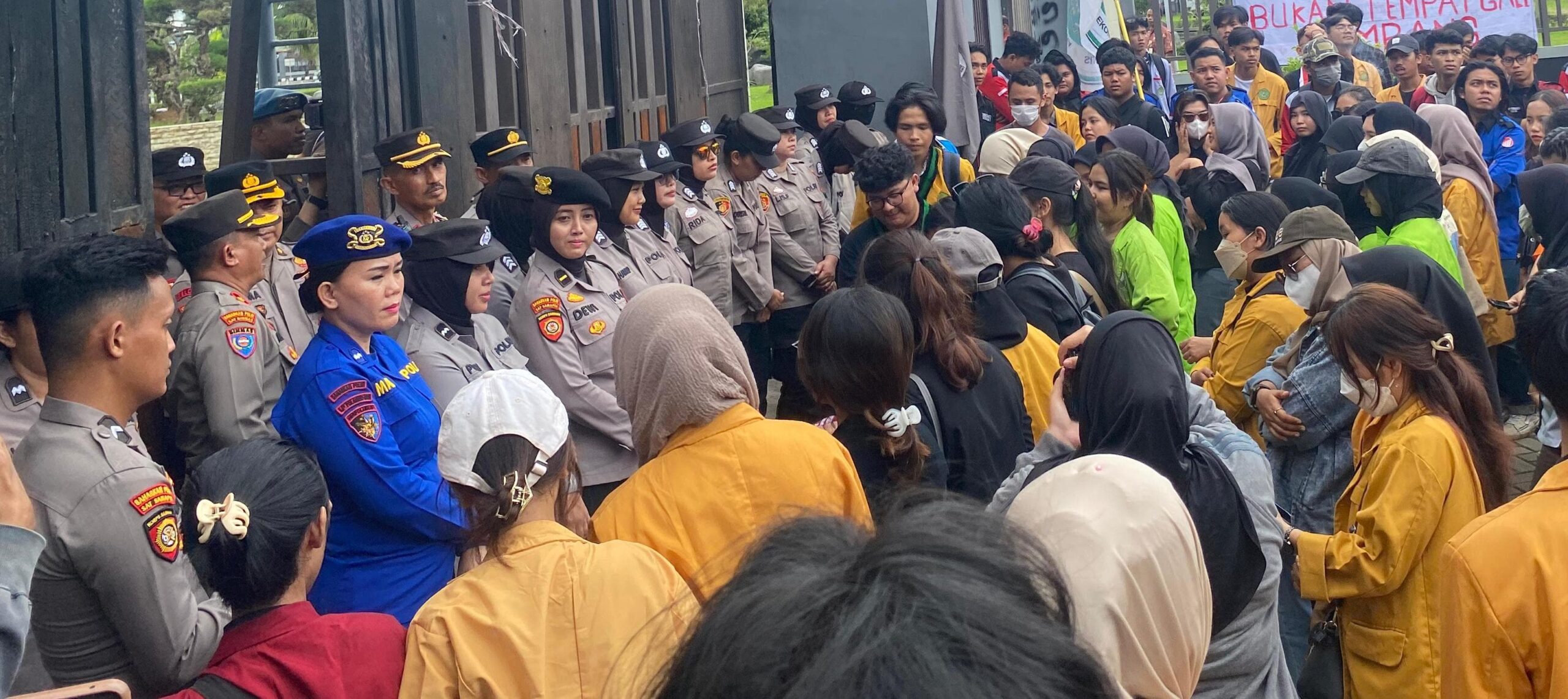 Ratusan mahasiswa dari berbagai perguruan tinggi di Samarinda menggelar aksi protes di depan Kantor DPRD Kaltim,